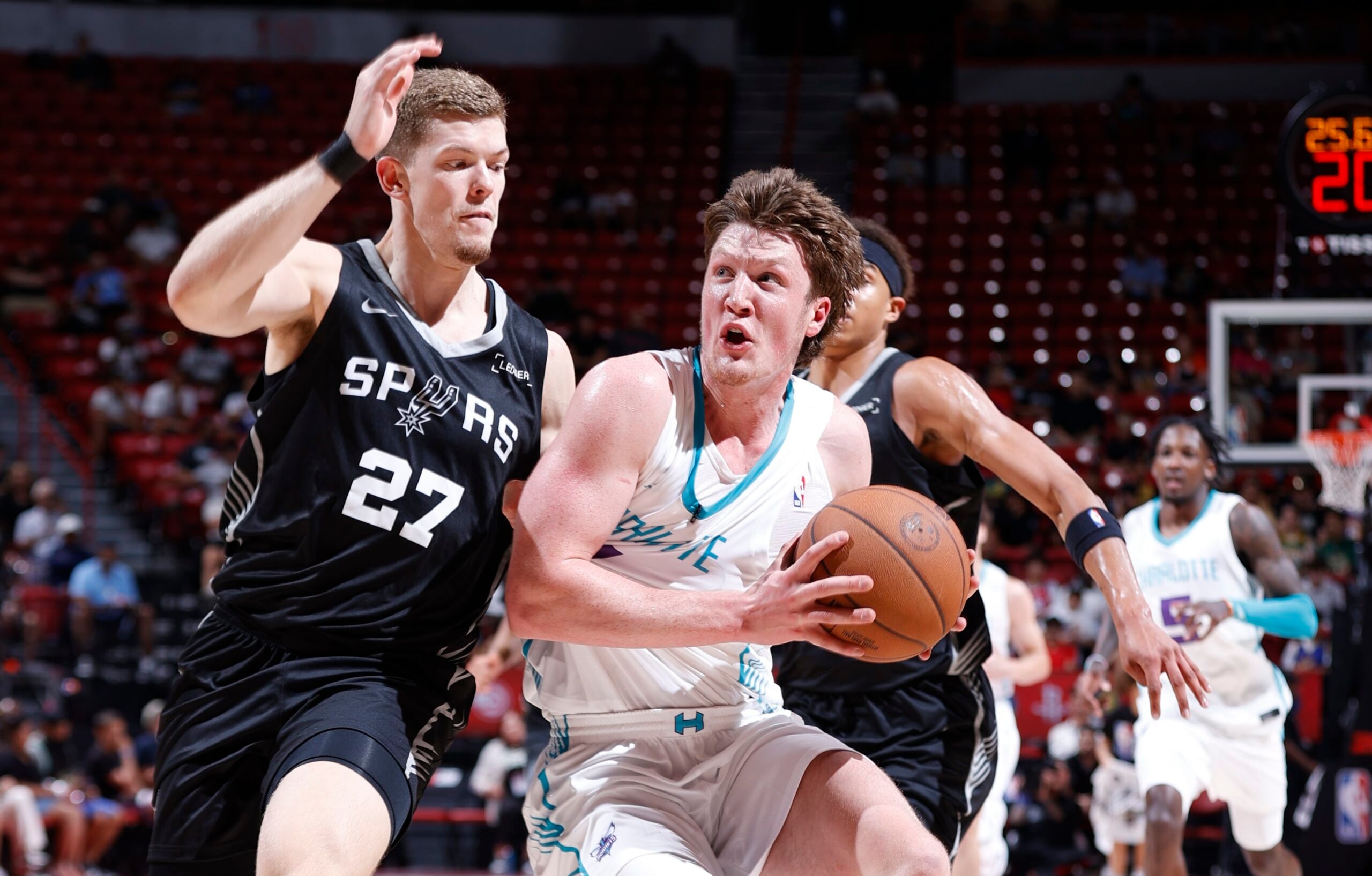 Hornets Defeat Spurs With Strong Team Performance