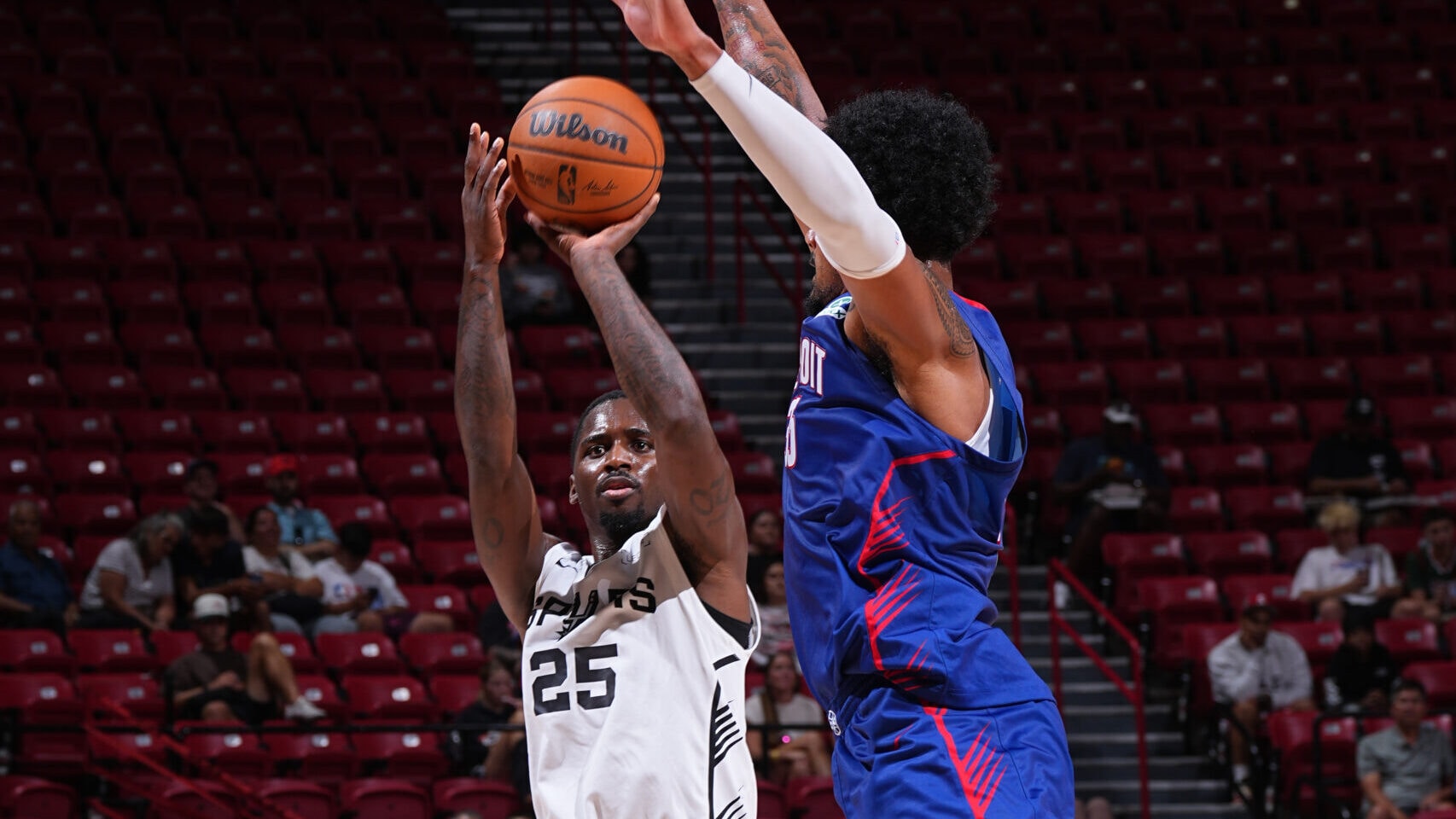 Jones-García Leads Spurs' Comeback Win Over Pistons
