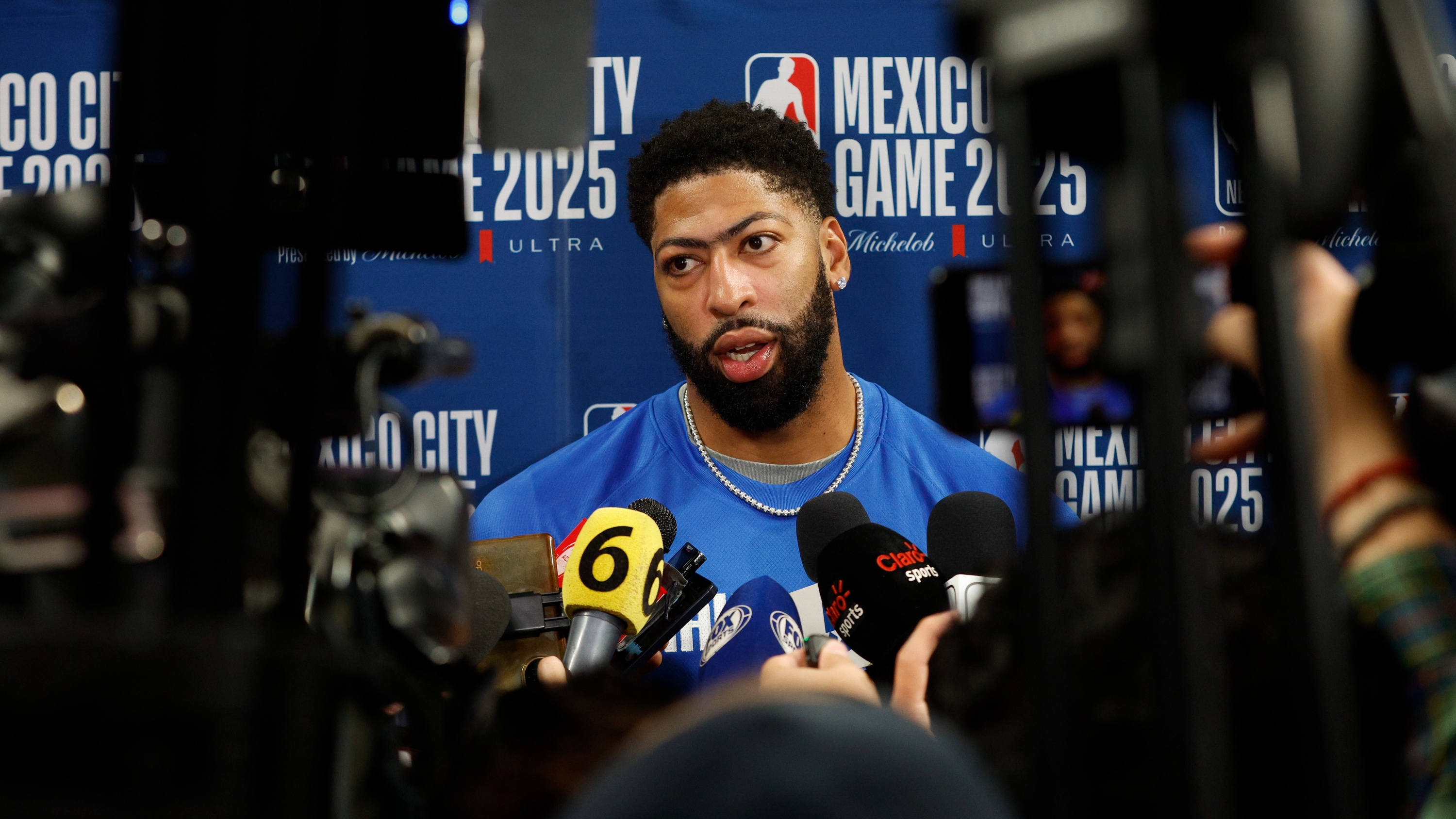 Mavericks' Anthony Davis Out with Calf Injury