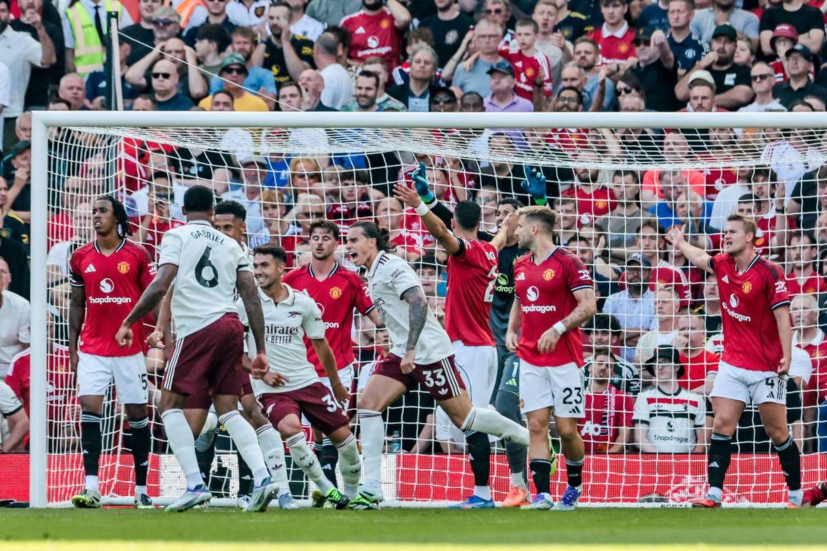 Arsenal Secure Narrow Win Over Manchester United