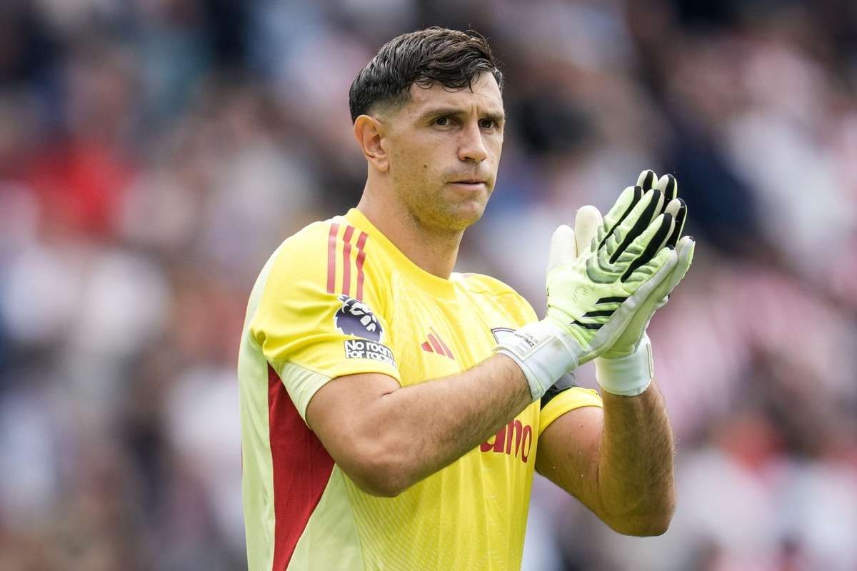 Emi Martinez Stays at Aston Villa After Transfer Talks