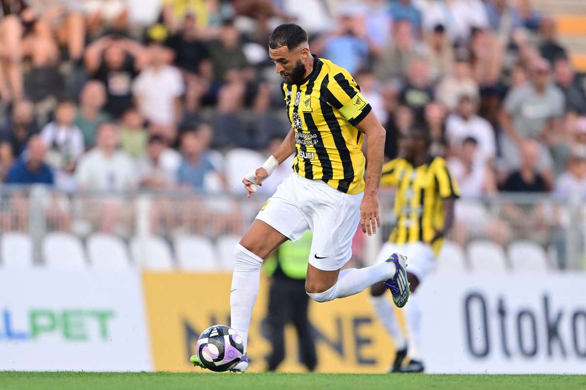 Football Transfer Buzz: Benzema, Klopp, and Silva News